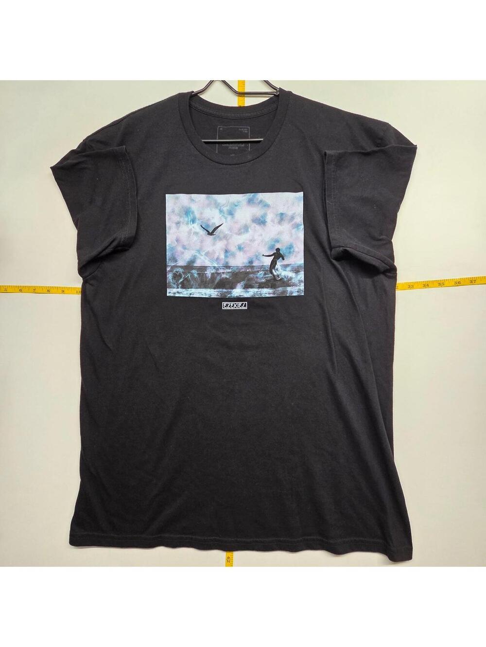 Ezekiel Men's Black and Grey Tshirt